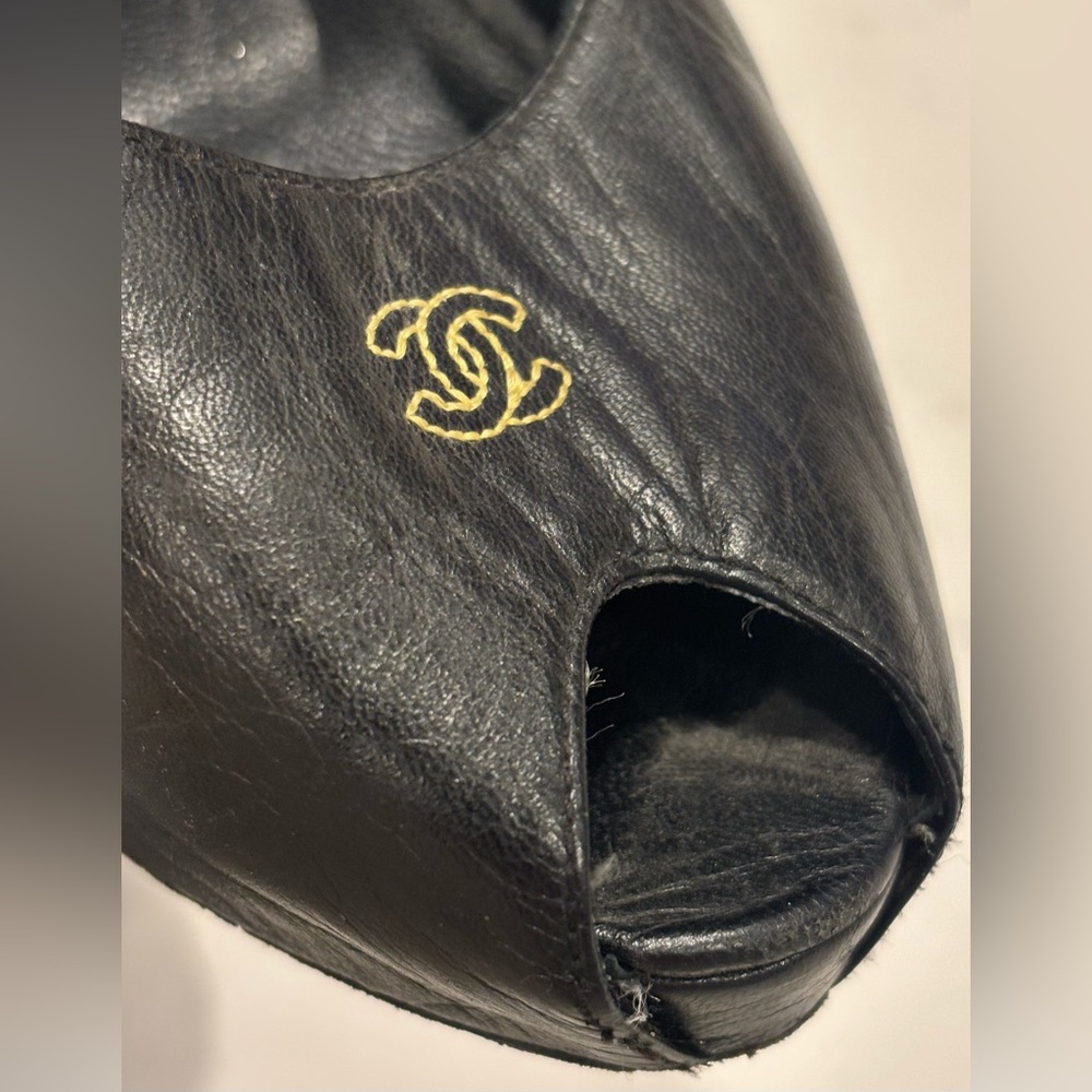 CHANEL G25723 Black Leather Peep-Toe Pumps - Interlocking CC Logo - Size 39 - Picture 9 of 15